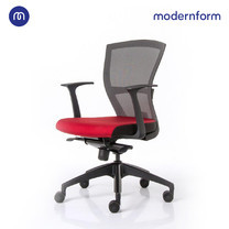 Modernform เก้าอี้สำนักงาน รุ่น E1 โครงดำ แขน FIX ขาพลาสติก พนักตาข่ายสีดำ เบาะผ้าสีแดง